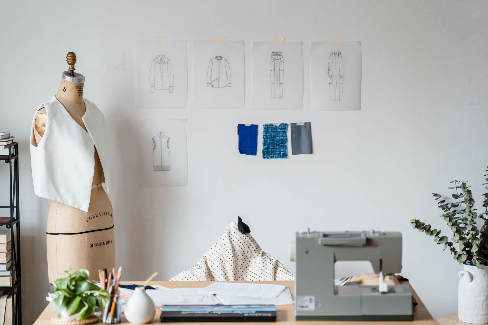 Le vestiaire de la saison, suspendu dans l'atelier